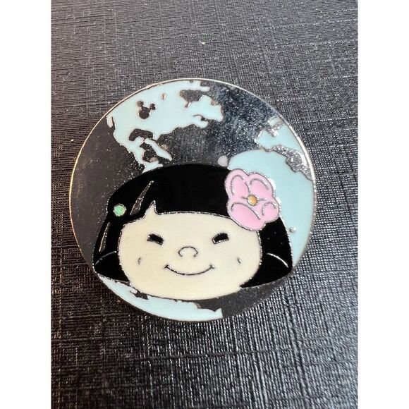 Disney Trading Pin - It's A Small World Asia Hidden Mickey Series 2009 - Picture 1 of 5